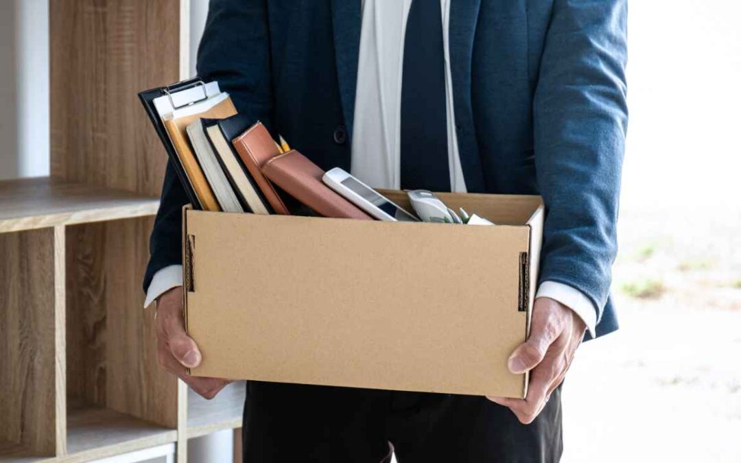 Trabalho híbrido sem normas explícitas aumenta em 12% a probabilidade de demissão, segundo estudo